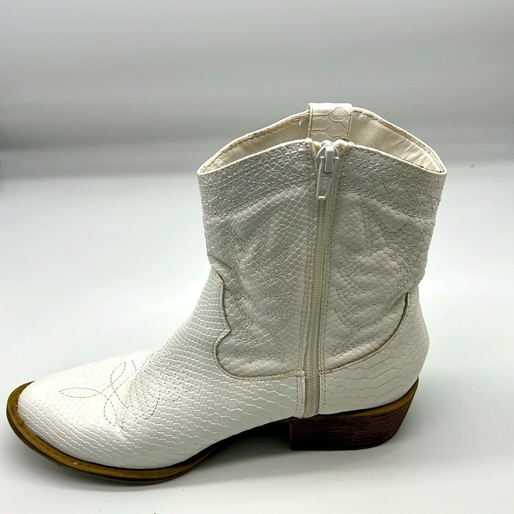 Coconuts By Matisse - Pistol White Faux Leather Snake Print Ankle Boots Size 7.5 - Picture 7 of 15